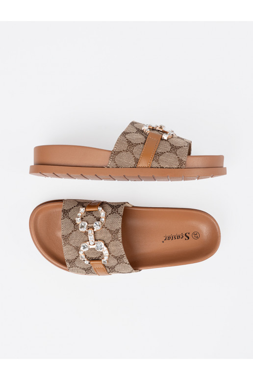 pruunid värvi plätud ze zdobieniem