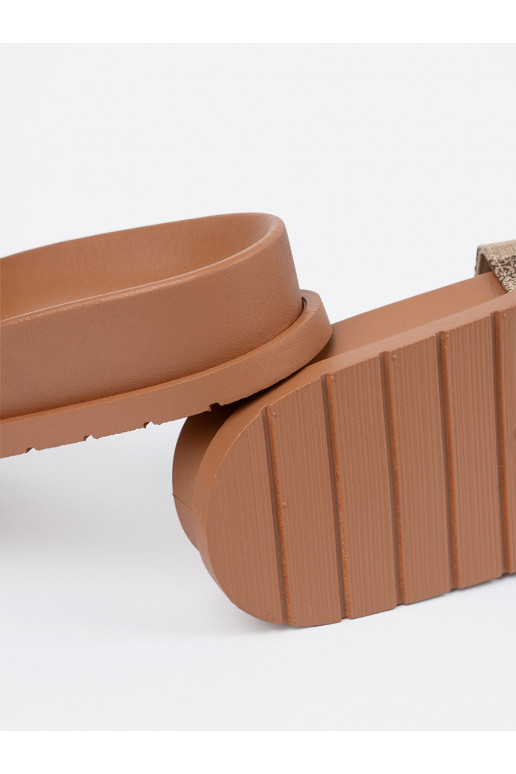 pruunid värvi plätud ze zdobieniem