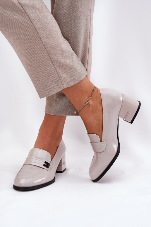 Hallid naiste kingad kontsade ja...