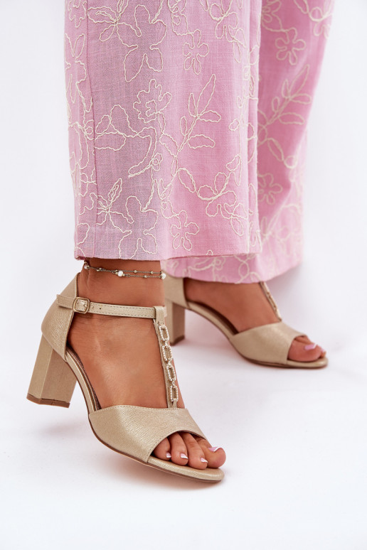 Naistesandaalid dekoreeritud kontsaga  Kuldset värvi Triavera