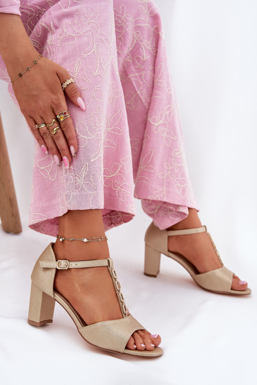 Naistesandaalid dekoreeritud kontsaga  Kuldset värvi Triavera