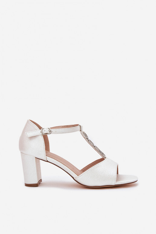 Naistesandaalid dekoreeritud kontsaga  valget värvi Triavera