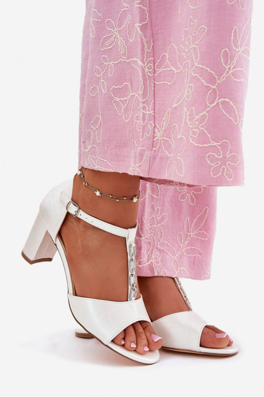 Naistesandaalid dekoreeritud kontsaga  valget värvi Triavera