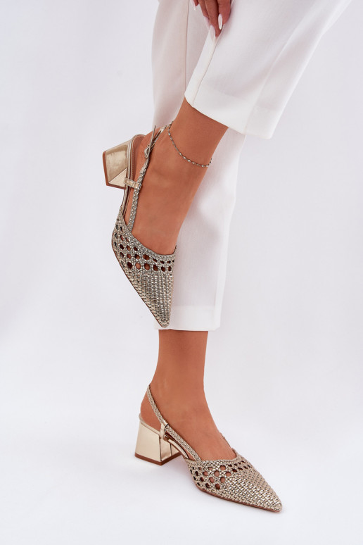 Kandaalised sandaalid laia rihmaga ja... Kandaalised sandaalid laia rihmaga ja...