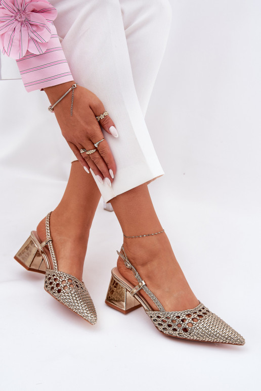 Kandaalised sandaalid laia rihmaga ja... Kandaalised sandaalid laia rihmaga ja...