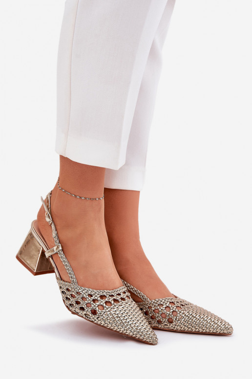 Kandaalised sandaalid laia rihmaga ja... Kandaalised sandaalid laia rihmaga ja...