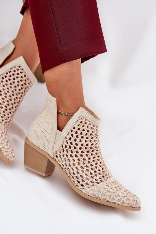 Ažuurse detailiga naiste saapad... Ažuurse detailiga naiste saapad...