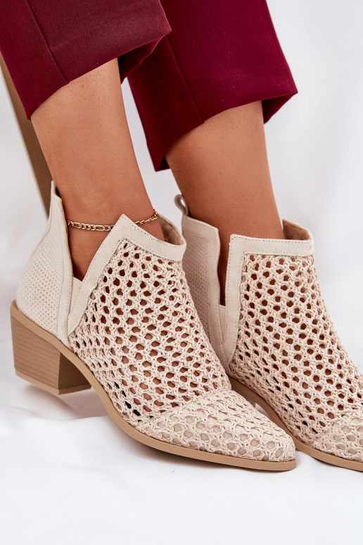 Ažuurse detailiga naiste saapad... Ažuurse detailiga naiste saapad...
