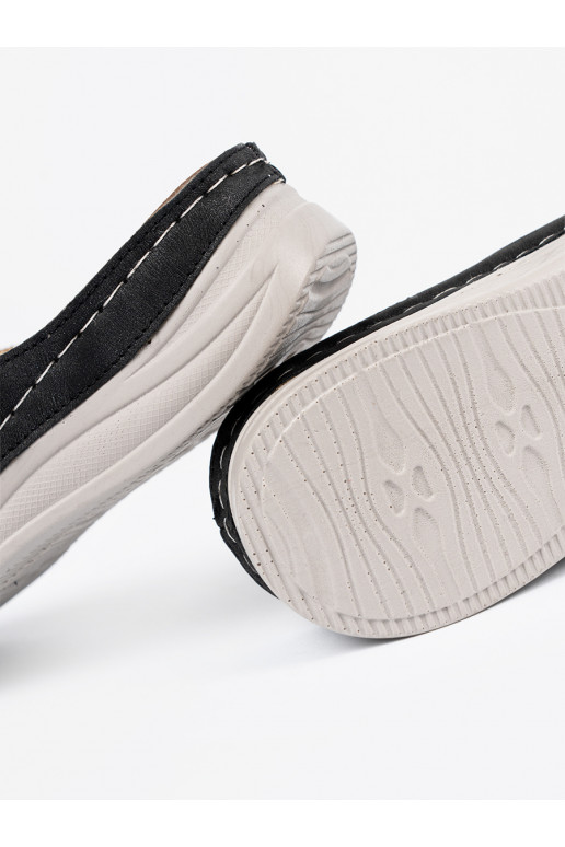 Must plätud  z ozdobnym em