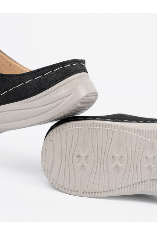 Must  plätud z wycięciami