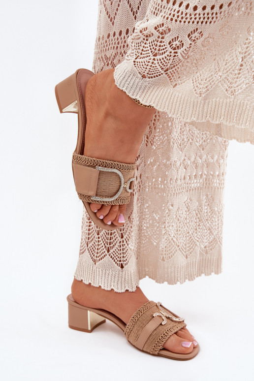 Sussid kõrge jämeda kontsaga  Detalem beeži värvi Julinemi  Sussid kõrge jämeda kontsaga  Detalem beeži värvi Julinemi