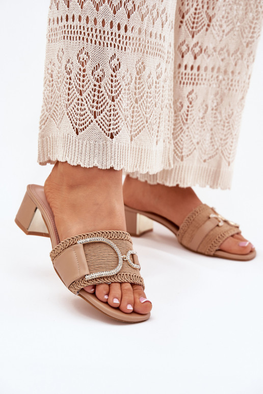 Sussid kõrge jämeda kontsaga  Detalem beeži värvi Julinemi  Sussid kõrge jämeda kontsaga  Detalem beeži värvi Julinemi