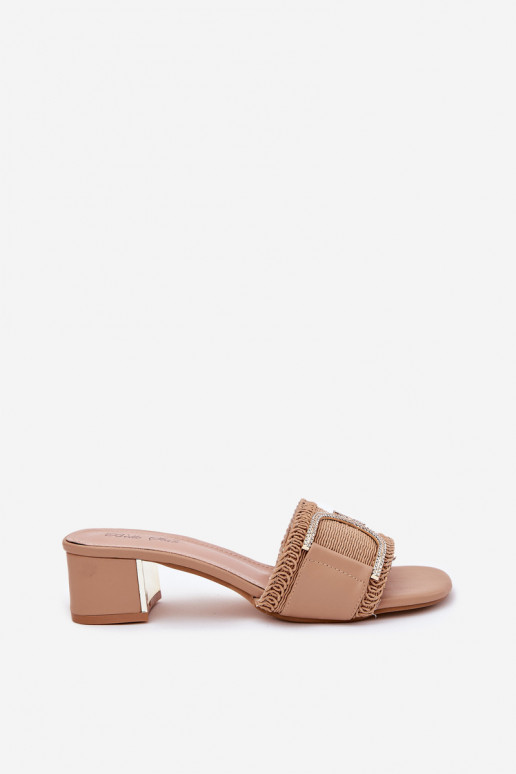 Sussid kõrge jämeda kontsaga  Detalem beeži värvi Julinemi  Sussid kõrge jämeda kontsaga  Detalem beeži värvi Julinemi