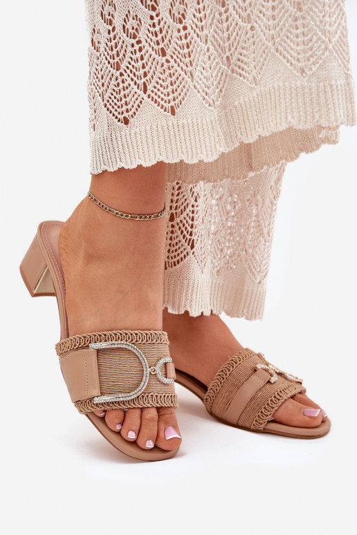 Sussid kõrge jämeda kontsaga  Detalem beeži värvi Julinemi  Sussid kõrge jämeda kontsaga  Detalem beeži värvi Julinemi