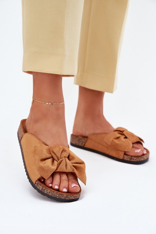 Ruskeat tossut "Seressa" korkkipohjalla, jossa on rusetti