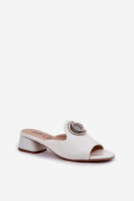 Valged elegantsed naiste sussid... Valged elegantsed naiste sussid...