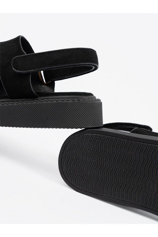 sandaalid Mustad platvormiga z wycięciami