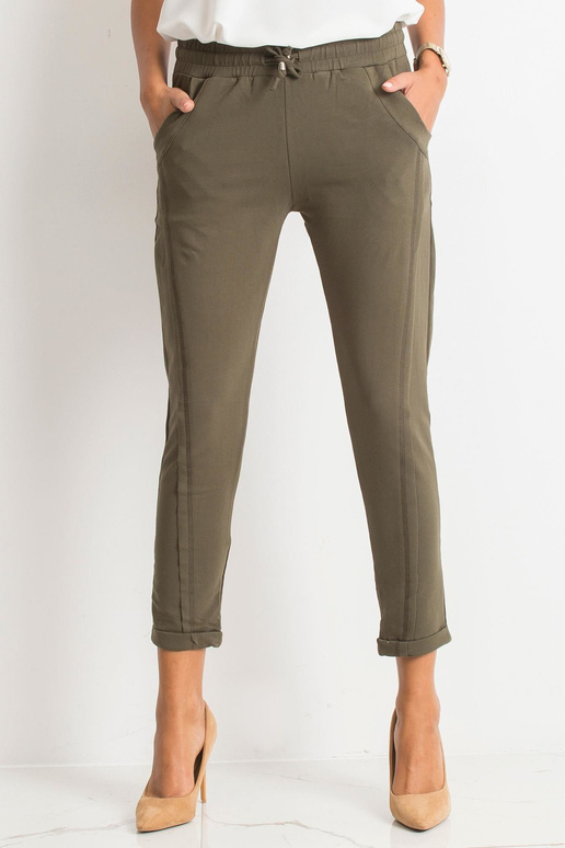 Khakivärvi püksid ligipääsetavad