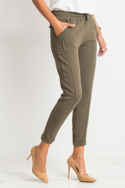 Khakivärvi püksid ligipääsetavad