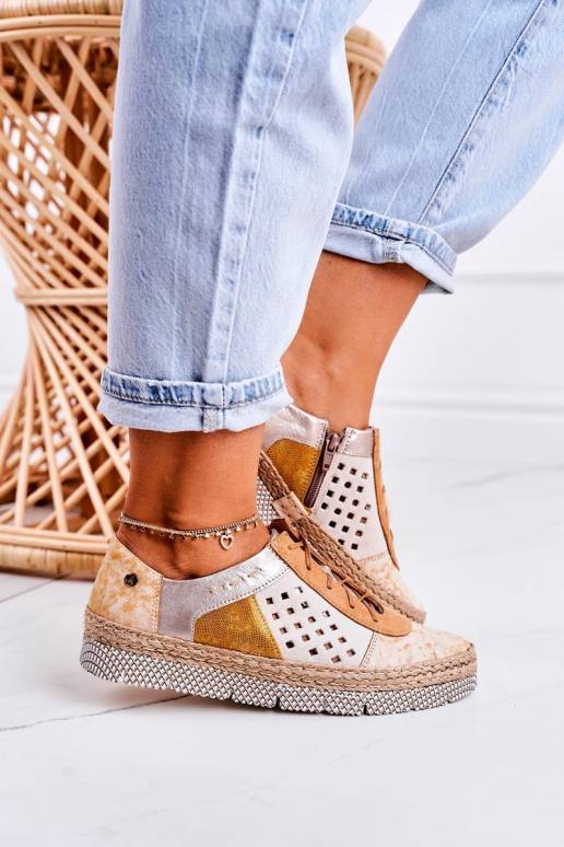 Öko-nahast kingad on kollased Öko-nahast kingad on kollased