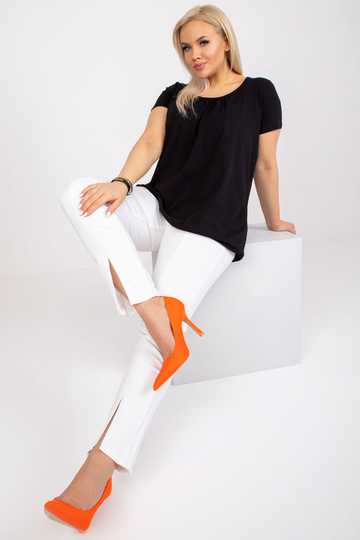 Must pluss suuruses ümara...