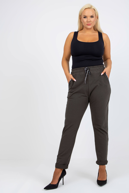 Metsikud khakivärvi pluss suuruses...