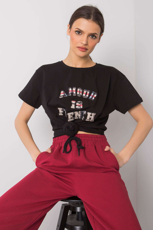 Must t-särk Elani kirjaga