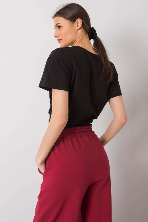 Must t-särk Elani kirjaga