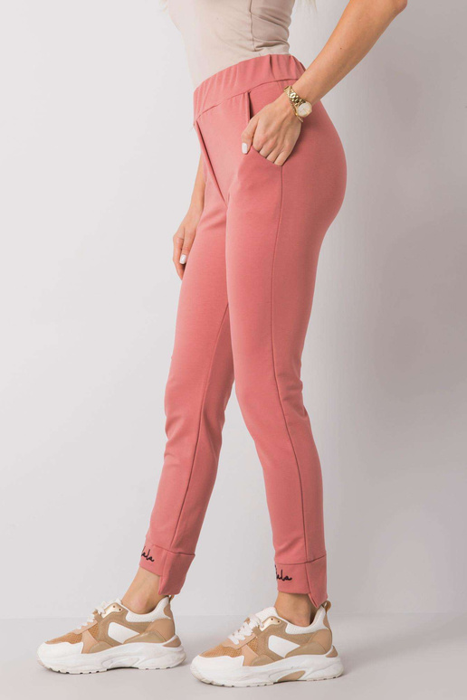 Määrdunud roosad dressipüksid Kareni...