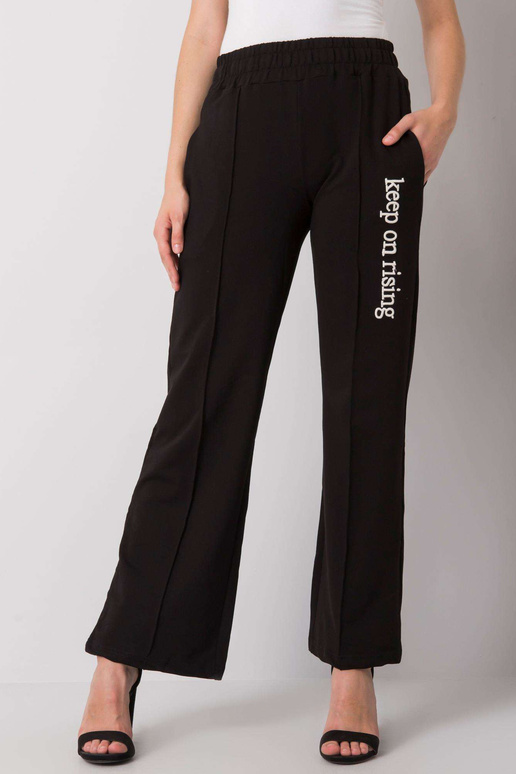 Dennise mustad sirge säärega...