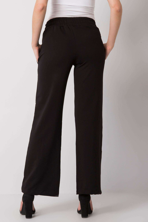 Dennise mustad sirge säärega...