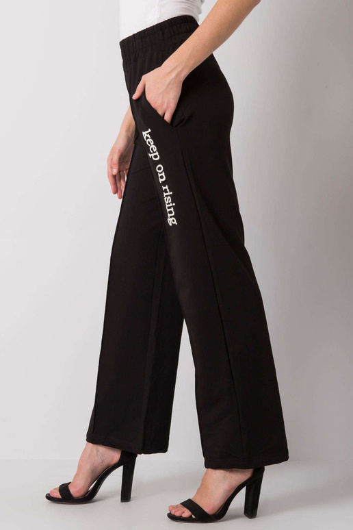 Dennise mustad sirge säärega...