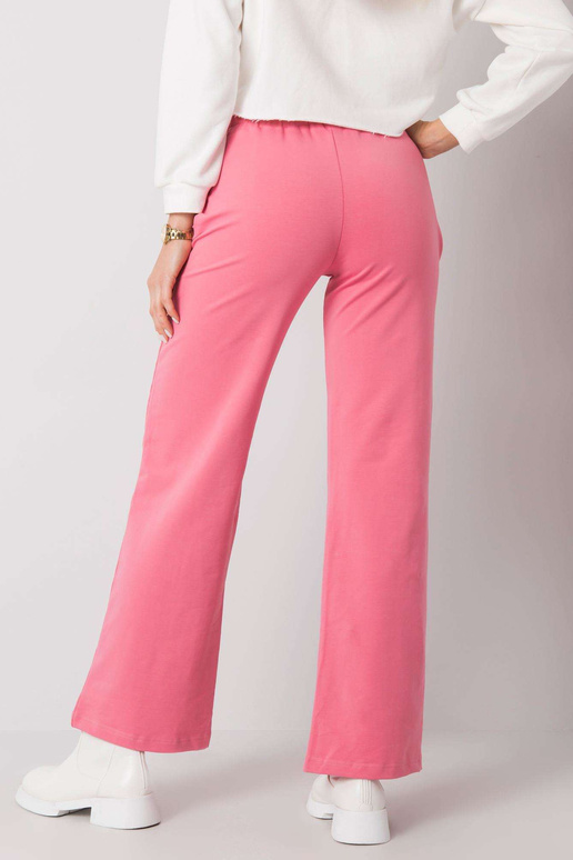 Dennise roosad sirge säärega...