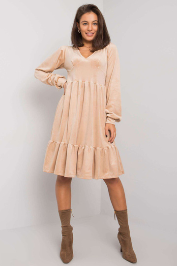 Beež veluurkleit volangiga...