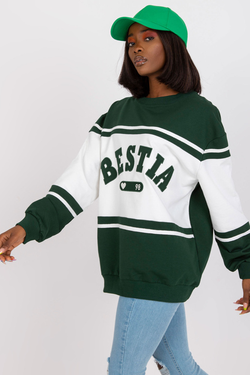 Tumeroheline ja valge vaba kampsun...