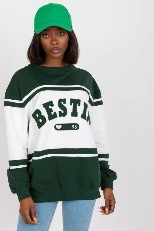 Tumeroheline ja valge vaba kampsun...