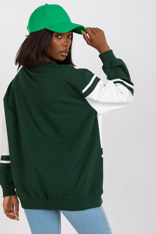 Tumeroheline ja valge vaba kampsun...