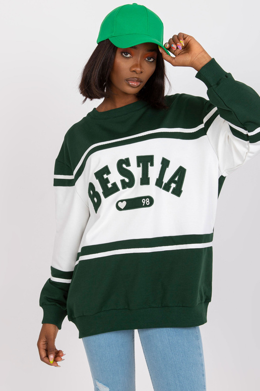 Tumeroheline ja valge vaba kampsun...