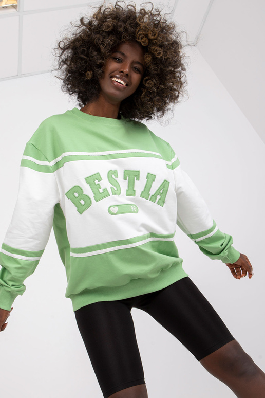 Roheline ja valge kapuutsita pikkade...