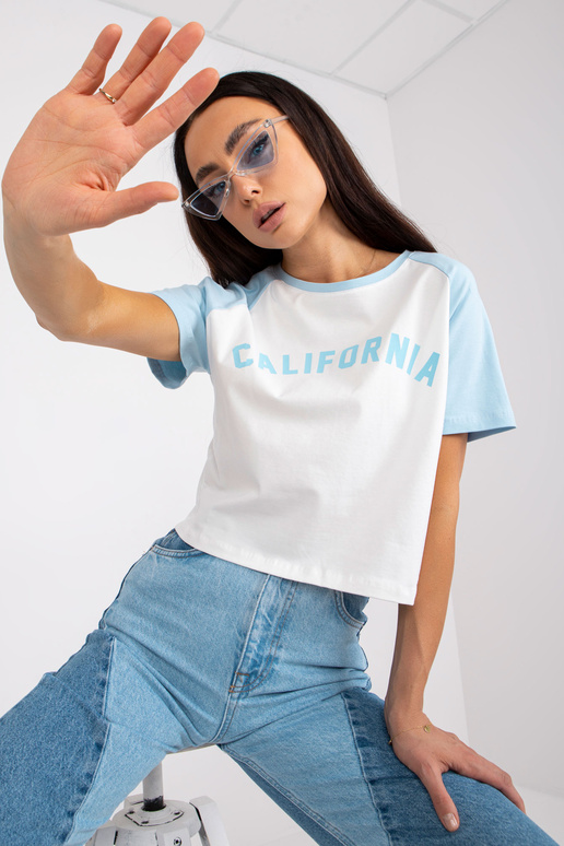 Valge ja sinise puuvillase trükiga...