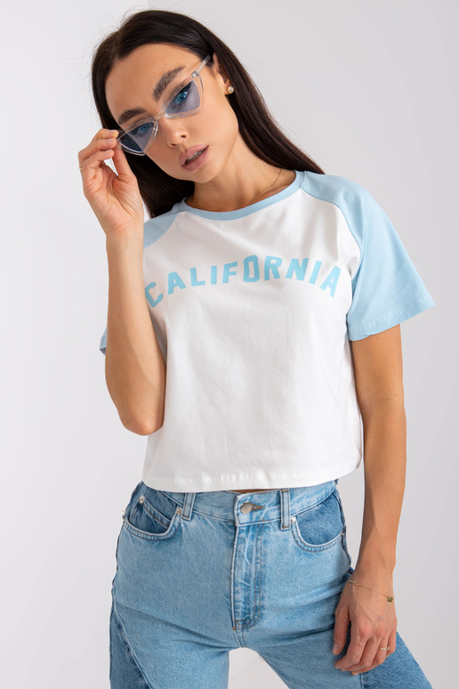 Valge ja sinise puuvillase trükiga...