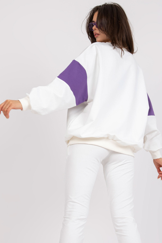 Valge ja lilla pikkade varrukatega...