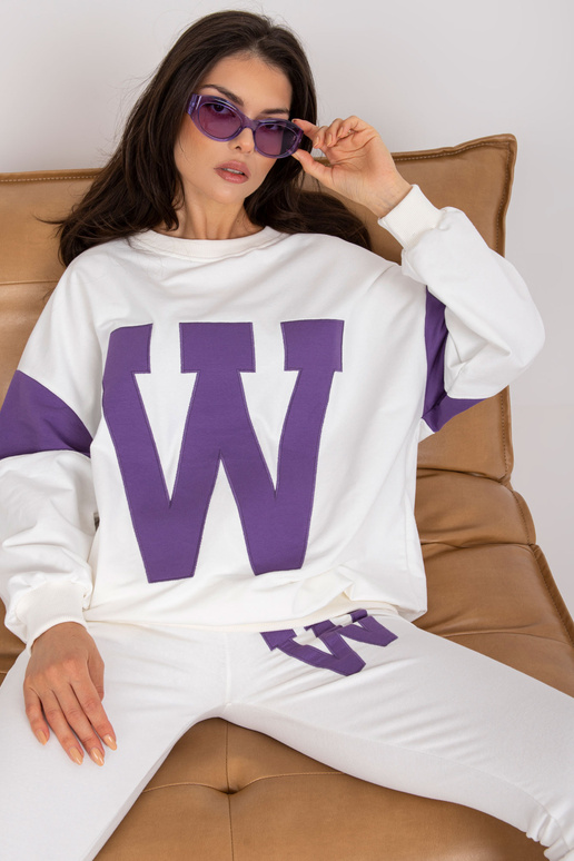 Valge ja lilla pikkade varrukatega...