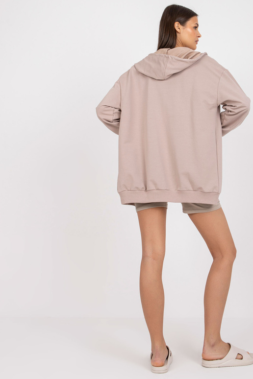 Beež kolmeosaline kardiganidega...