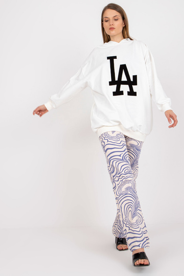 Valge pusa kapuutsiga ja...