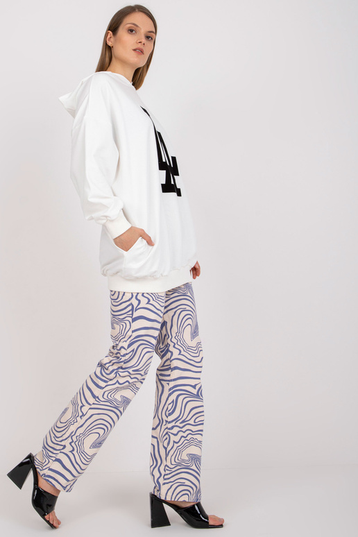 Valge pusa kapuutsiga ja pikkade...