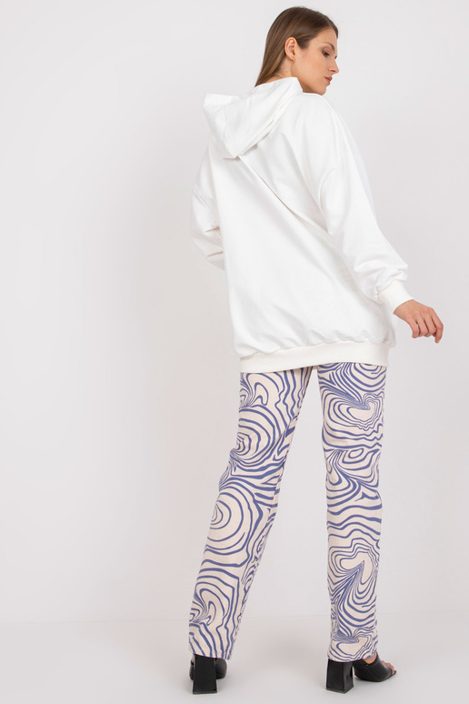 Valge pusa kapuutsiga ja pikkade...