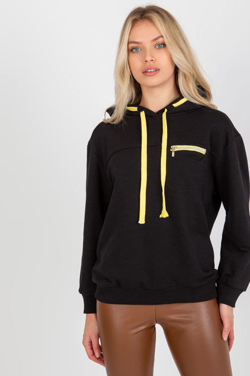 Must pusa kapuutsi ja taskuga