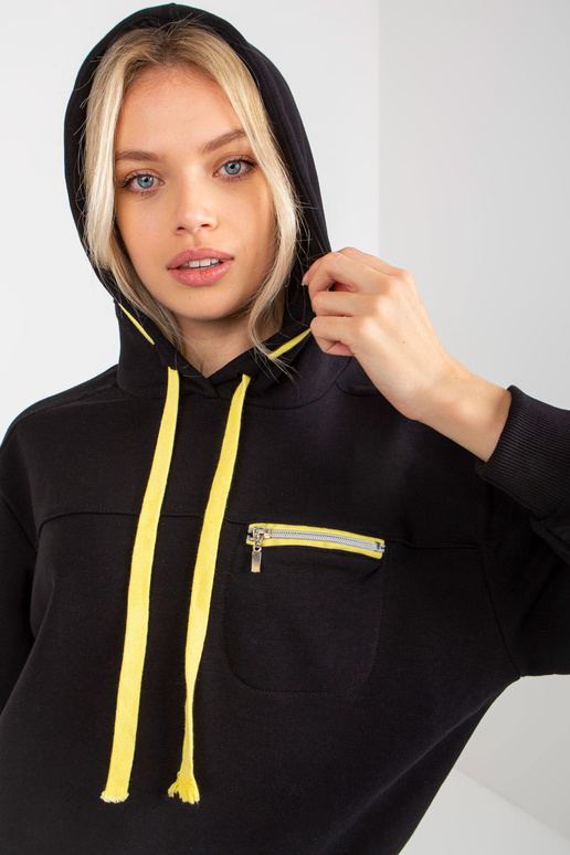 Must pusa kapuutsi ja taskuga