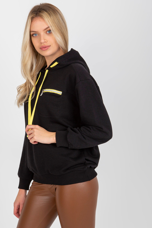 Must pusa kapuutsi ja taskuga